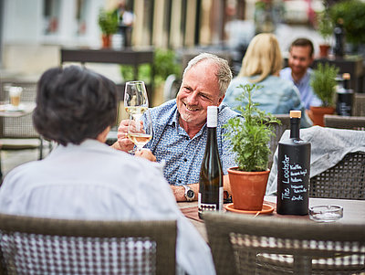 Gläschen Wein im Gastgarten des Kalmucks